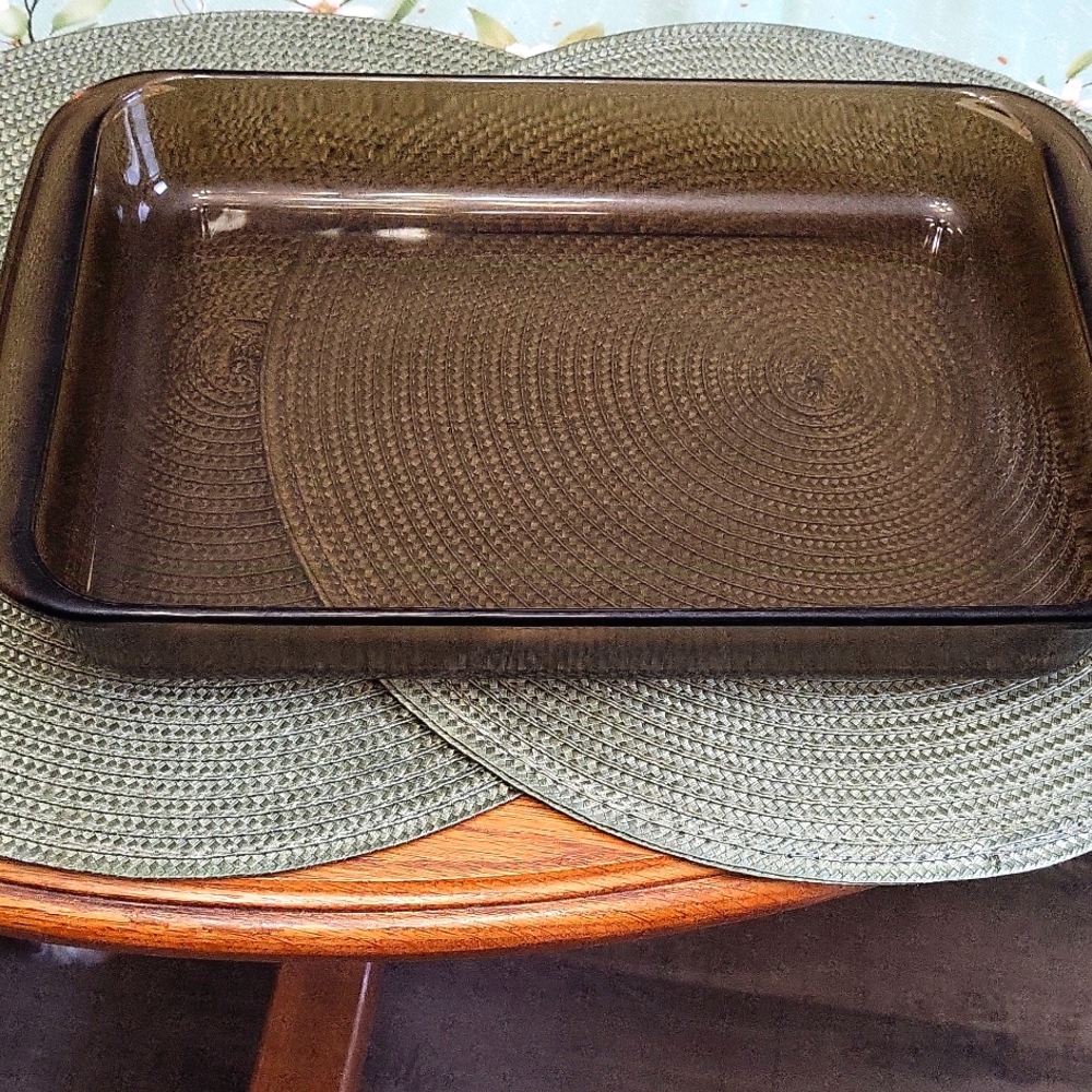 Pyrex amber baking/casserole dish, very good condition